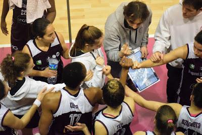 Galería de clics del Bàsquet Femení Sant Adrià-Fundación Navarra Baloncesto Ardoi (Liga Femenina 2)