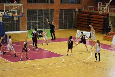 Galería de clics del Bàsquet Femení Sant Adrià-Fundación Navarra Baloncesto Ardoi (Liga Femenina 2)