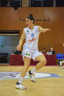 Galería de clics del Bàsquet Femení Sant Adrià-Fundación Navarra Baloncesto Ardoi (Liga Femenina 2)