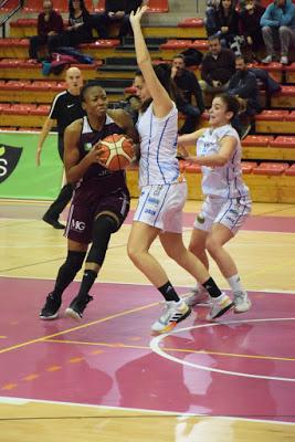 Galería de clics del Bàsquet Femení Sant Adrià-Fundación Navarra Baloncesto Ardoi (Liga Femenina 2)