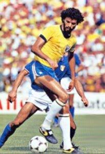 SÓCRATES: CON EL PUÑO DERECHO EN ALTO.
