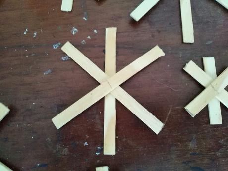 Cómo crear un arbolito de navidad con palitos de helado