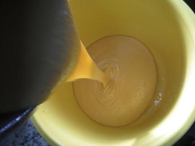Volcar la mezcla en la cubeta Borrachines de turrón olla GM