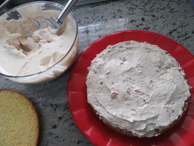 Extender la mousse en cada capa Borrachines de turrón olla GM