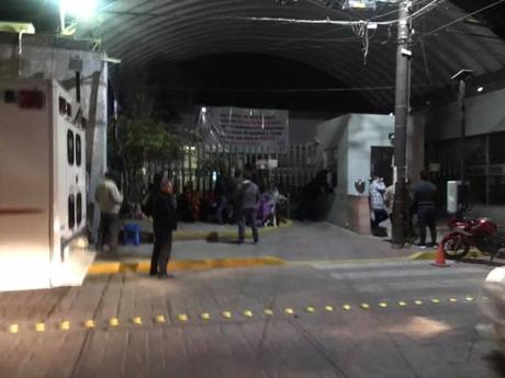 Potosinos duermen en la calle en espera de medicamentos para el cáncer