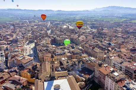 Si quieres salir de la rutina, sentir adrenalina y hacer ... Viaja en globo desde la Plana del Vic