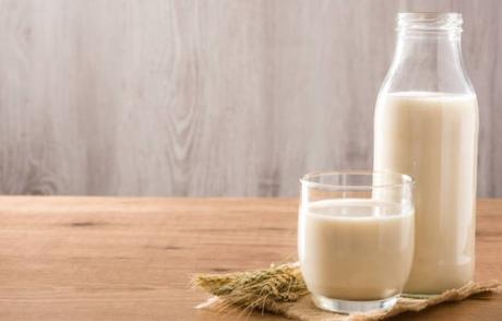 Productos lácteos: ¿pone en peligro su salud al beber leche?