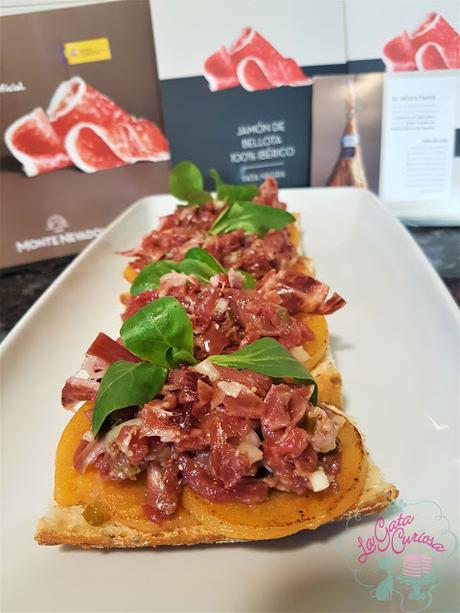 TOSTA DE TARTAR DE JAMON IBERICO DE BELLOTA Y SOLOMILLO DE TERNERA CON CAQUI