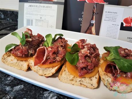 TOSTA DE TARTAR DE JAMON IBERICO DE BELLOTA Y SOLOMILLO DE TERNERA CON CAQUI