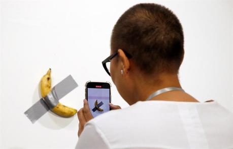 Una banana pegada a la pared es la sensación en Art Basel Miami Beach Una banana pegada a la pared es la sensación en Art Basel Miami Beach