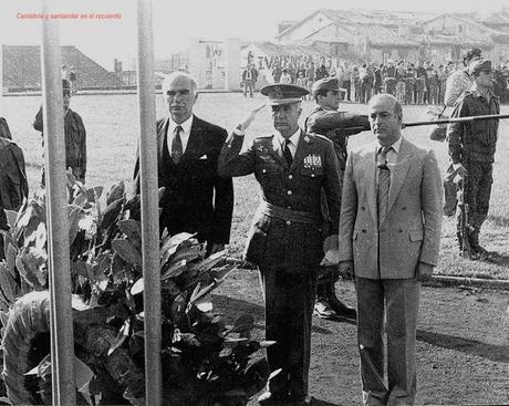 El alcalde de Santander, Juan Hormaechea,en uno de los últimos actos castrenses en el cuartel de María Cristina El alcalde de Santander, Juan Hormaechea,en uno de los últimos actos castrenses en el cuartel de María Cristina