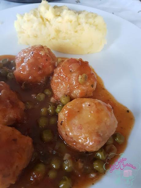 ALBONDIGAS DE BACALAO Y LANGOSTINOS EN SALSA JARDINERA