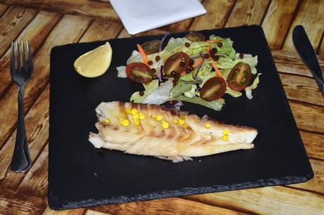 Dorada salvaje a la sal y romero