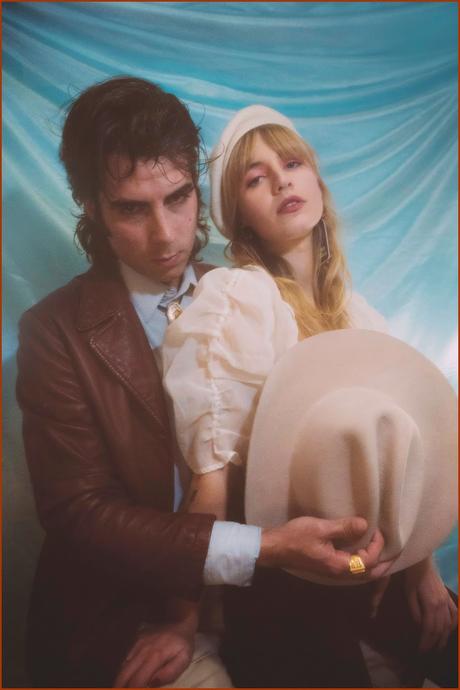 Os presentamos a OESTE con su villancico presentamos OESTE villancico igual, Navidad