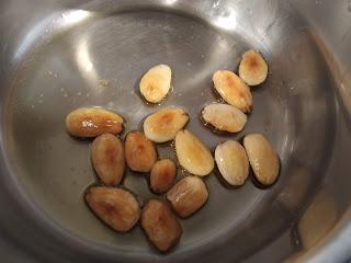 ATUN MACERADO EN SOJA SOBRE CREMA DE ALMENDRAS Y ESPÁRRAGOS BLANCOS CON CRUJIENTE DE ALMENDRAS FRITAS, ENELDO Y ACEITE DE OLIVA VIRGEN EXTRA