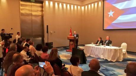 Díaz-Canel se reúne con comunidad cubana en Argentina: Anuncia Conferencia Nación y Emigración