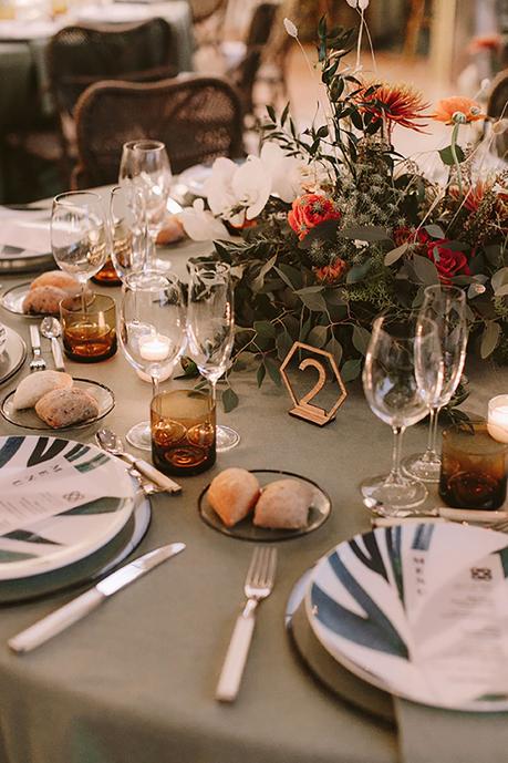 Boda interior con mucho rollo | Set de mesa verde flores silvestres | www.bodasdecuento.com