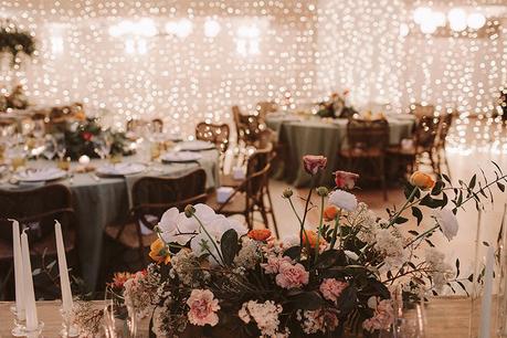 Boda interior con mucho rollo | Set de mesa verde flores silvestres | www.bodasdecuento.com