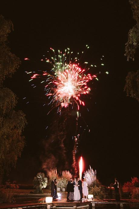 Boda interior con mucho rollo | novios fuegos artificiales | www.bodasdecuento.com