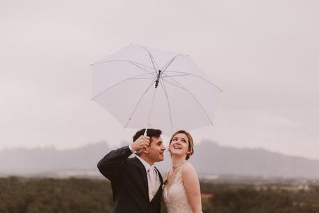 Boda interior con mucho rollo | Novios retrato lluvia | www.bodasdecuento.com 26