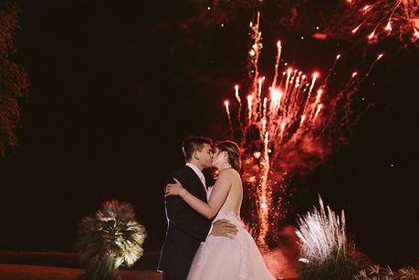 Boda interior con mucho rollo | novios fuegos artificiales | www.bodasdecuento.com