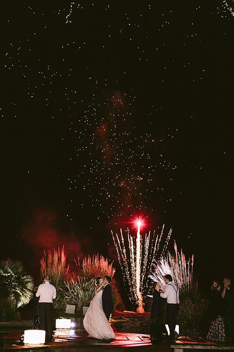 Boda interior con mucho rollo | novios fuegos artificiales | www.bodasdecuento.com