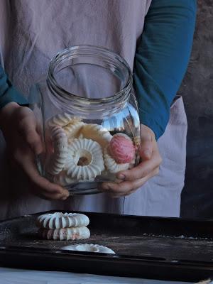 Corona de merengue  , un perfecto centro de mesa para la mesa de Navidad