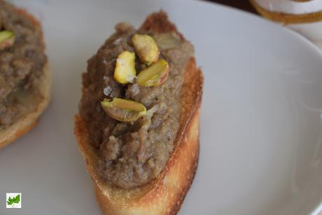 Aperitivo de Morcilla con Cebolla Caramelizada, Manzana y Pistachos Aperitivo de Morcilla con Cebolla Caramelizada, Manzana y Pistachos