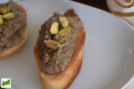Aperitivo de Morcilla con Cebolla Caramelizada, Manzana y Pistachos Aperitivo de Morcilla con Cebolla Caramelizada, Manzana y Pistachos