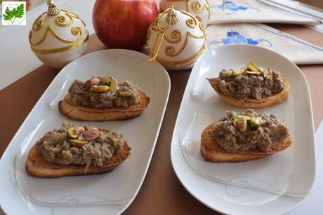 Aperitivo de Morcilla con Cebolla Caramelizada, Manzana y Pistachos