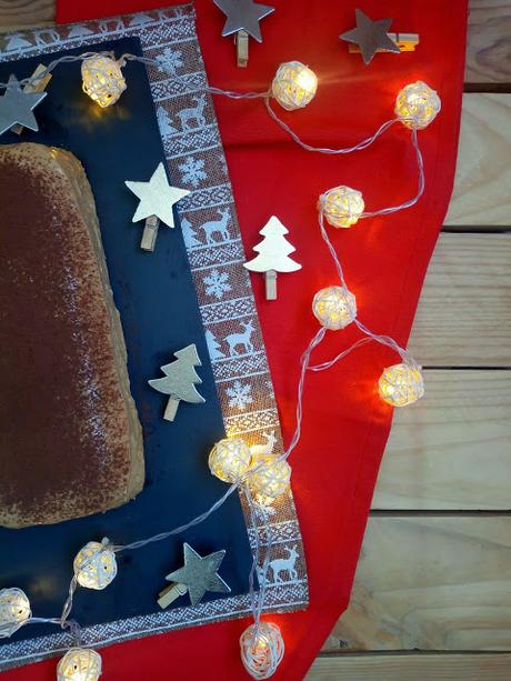Tarta de queso, turrón de Jijona y galletas especiadas. Tarta de la abuela navideña. Postre fácil, sin horno, rápido, de navidad. Recetas de Cuca