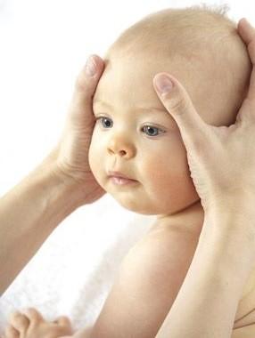 masaje prevenir deformaciones cabeza del bebe