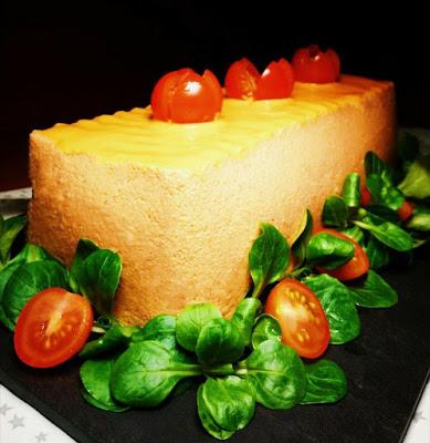 Pastel frío de merluza y gambas con mahonesa de pimientos del piquillo Pastel frío de merluza y gambas con mahonesa de pimientos del piquillo