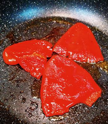 Pastel frío de merluza y gambas con mahonesa de pimientos del piquillo Pastel frío de merluza y gambas con mahonesa de pimientos del piquillo