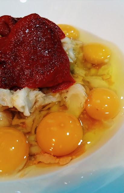 Pastel frío de merluza y gambas con mahonesa de pimientos del piquillo Pastel frío de merluza y gambas con mahonesa de pimientos del piquillo