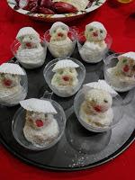 Muñequitos de coco, magdalenas y mantequilla.