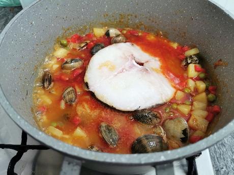 Merluza guisada con almejas y patatas Merluza guisada con almejas y patatas