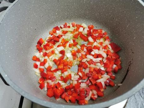 Merluza guisada con almejas y patatas Merluza guisada con almejas y patatas