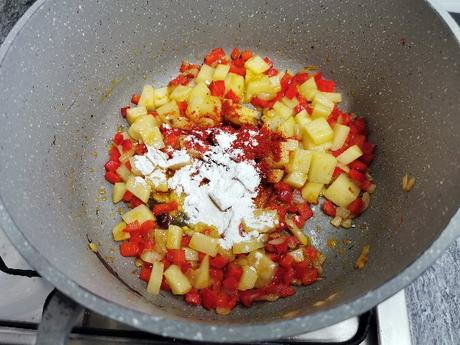 Merluza guisada con almejas y patatas