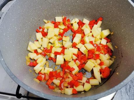 Merluza guisada con almejas y patatas Merluza guisada con almejas y patatas