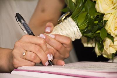 Novia firmando el acta matrimonial