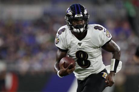 Lamar Jackson rompe el récord de más yardas por tierra de Mike Vick en una temporada Lamar Jackson rompe el récord de más yardas por tierra de Mike Vick en una temporada