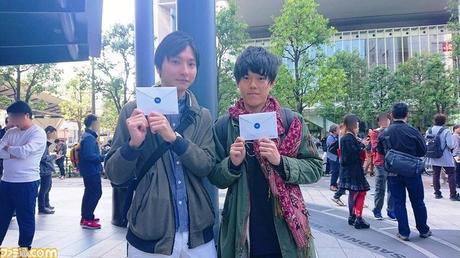 Más de 1000 otakus formaron fila para aceptar mensajes de amor