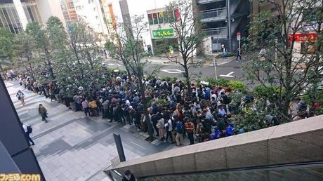 Más de 1000 otakus formaron fila para aceptar mensajes de amor