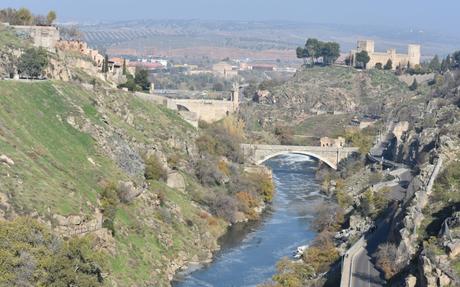 Isaac Newton y Robert Boyle buscando oro en el Río Tajo Isaac Newton y Robert Boyle buscando oro en el Río Tajo