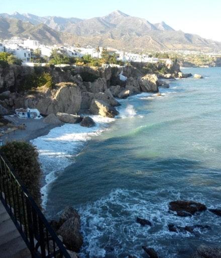 Qué ver en Nerja: desde Chanquete a los Cachorros del Chíllar vista-costa-nerja