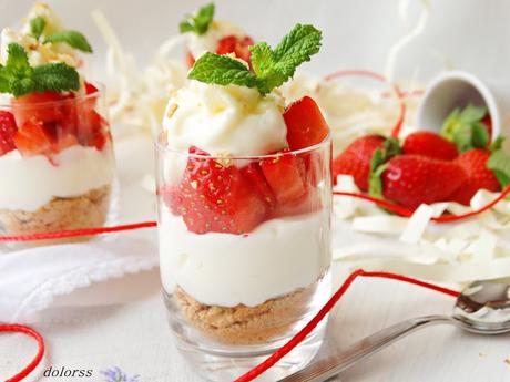 Postre de crema de queso con fresas Postre de crema de queso con fresas