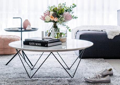 La mesa de centro o auxiliar es un elemento importante en...