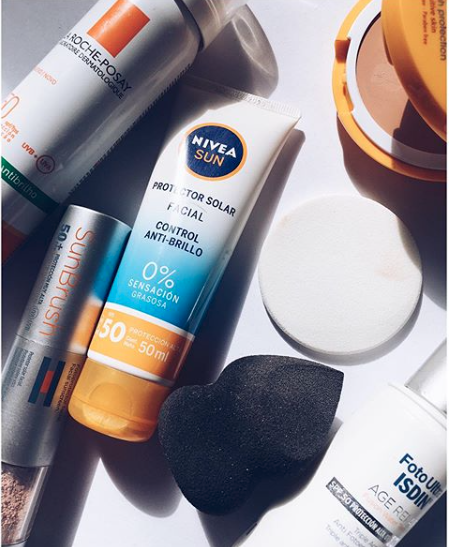 ¿Cómo se reaplica el protector solar a lo largo del día?