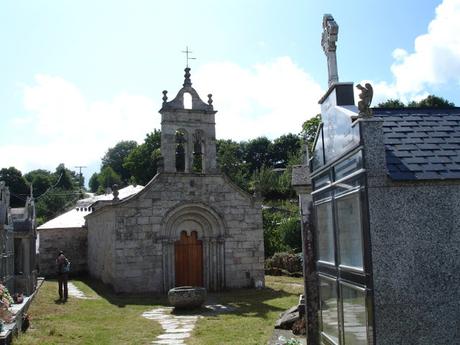 Hórreos y cementerios típicos en Galicia.